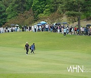 [Ms포토] 임성재 '갤러리와 행진~'