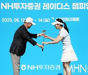 [Ms포토] 퍼신 이승현 '은퇴식에서 금 100돈 퍼터 선물 받아요'