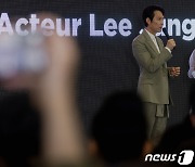 파리에 깜짝 방문 이정재 ‘곧 귀국해 오징어 게임2 찍을 것’