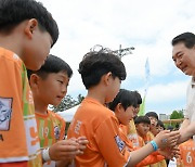 유소년 축구선수 격려하는 윤 대통령