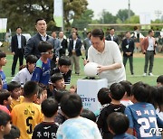 축구공에 사인하는 윤 대통령