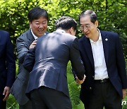 김기현 대표와 인사 나누는 한덕수 총리