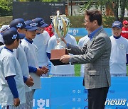 전국 유소년 아구대회 시상하는 박보균 장관