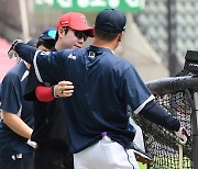 옛 주장 품에 안긴 대투수 양현종, '주찬이 형 보고 싶었어요' [잠실현장]