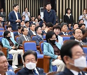 '공개토론' 요구 신동근-설훈에 심각해진 지도부 [TF사진관]