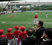 尹, 용산어린이정원서 유소년 야구·축구 경기 관람(종합)