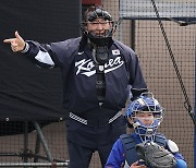 ‘깜짝 심판’ 변신한 尹대통령, 용산서 유소년 야구·축구 관람...“청와대 나온 것 뿌듯”(종합)