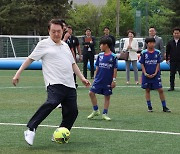 윤석열 대통령, 어린이 선수들과 축구 패스 연습