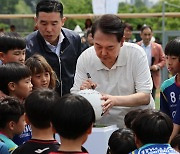 축구공에 사인하는 윤석열 대통령