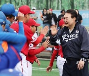 尹, 용산어린이정원서 야구·축구 관람…"靑 나와 가슴 뿌듯"