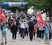 [포토] '제21회 서울국제걷기대회' 출발하는 참가자들