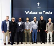 Samsung, Tesla chiefs meet in Silicon Valley