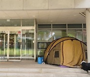 여학생 기숙사 앞에서 텐트 치고 밤 새는 교장선생님...어떤 사연이길래