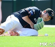 김민우 ‘강습타구에 오른팔꿈치 부위 강타’ [MK포토]