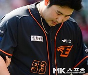 강습타구 맞고 심하게 부은 김민우의 팔 [MK포토]