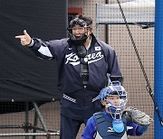 "스트라이크"…尹대통령, '깜짝 구심' 어린이 야구·축구대회 찾아