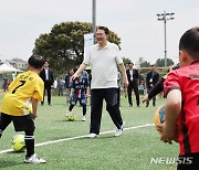 유소년 축구대회 선수들과 즐거운 시간 보내는 윤 대통령