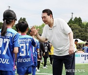 선수들과 하이파이브하는 윤 대통령