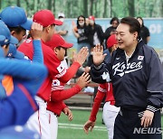 선수들과 하이파이브하는 윤석열 대통령