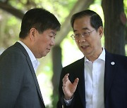 대화하는 한덕수 총리와 김대기 비서실장