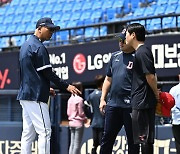 옛스승 고토 코치 찾은 류지혁,'타격감이 안좋아요' [사진]