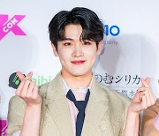 디엑스틴(DXTEEN) 오쿠보 나루, 훈훈한 손하트 [사진]