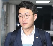 ‘코인 논란’에 탈당 선언한 김남국… 민주당 꼬리 자르기?