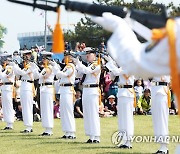 멋진 공연 펼치는 해군ㆍ해병대 의장대