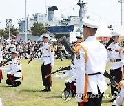 멋진 공연 펼치는 해군ㆍ해병대 의장대