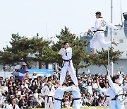 멋진 공연 펼치는 지작사 태권도 시범단