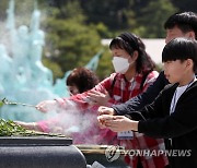 오월영령에 헌화하는 참배객들