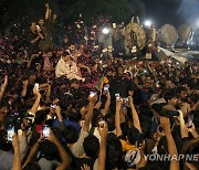 풀려난 파키스탄 전 총리 "자유 위해 희생하자" 시위 촉구