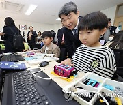 아두이노 활용 전자피아노 만들기 참관하는 이주호 부총리