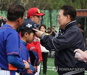 어린이 선수에게 야구모 씌워주는 윤석열 대통령