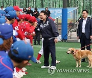 윤석열 대통령, 어린이 야구 선수들 격려