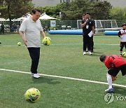 윤석열 대통령, 어린이 선수들과 공 다루기 대결