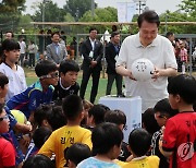 축구공에 사인하는 윤석열 대통령