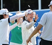 우승 축하 물세례 받는 임진희