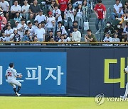 담장 넘어가는 최형우의 타구