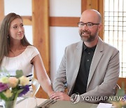 폭설에 갇힌 한국인 관광객 구한 영웅 부부, 한국 여행 시작