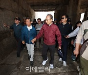 [포토]청계천 교각 살피는 이명박 전 대통령