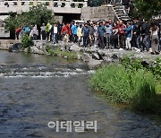 [포토]MB, 대표적 치적 '청계천' 산책...측근 20명 동행