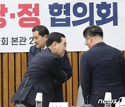 이창양 장관과 인사 나누는 박대출 의장