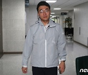 "김남국, 당조사단에 '국회서 코인 거래' 인정…휴게실· 화장실에서 했다"