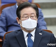 침묵하다 여론뭇매에 탈당→잊히면 슬쩍 복당…위기의 '李 리더십'