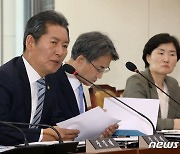 인사말 하는 정청래 위원장