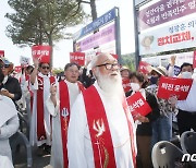 광주 망월묘역 찾은 천주교 사제들 "피 흘려 저항한 도시"