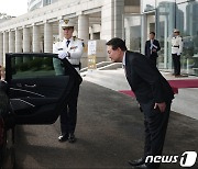 선생님 배웅하는 윤석열 대통령