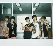 "故 종현까지 완전체" 15주년 샤이니, 2009년 미공개 사진 '먹먹'