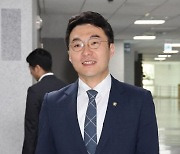 '김남국 코인 논란'에도 민주당 지지율 올랐다… 尹 긍정평가 36.8%